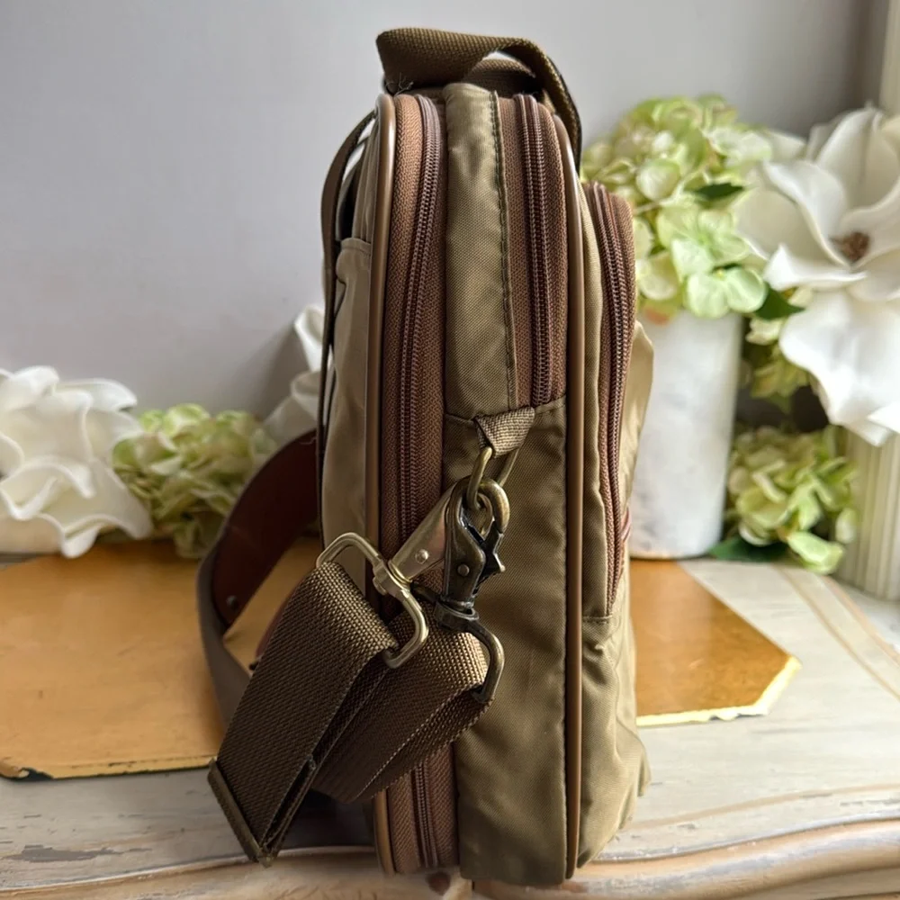 VNWOT! Hartmann Nylon and Leather Expandable Messenger Bag